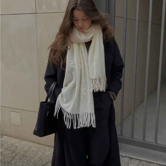 Steve Madden Womens Scarf Ivory White Mid Weight Muffler Fringe - Picture 2 of 9